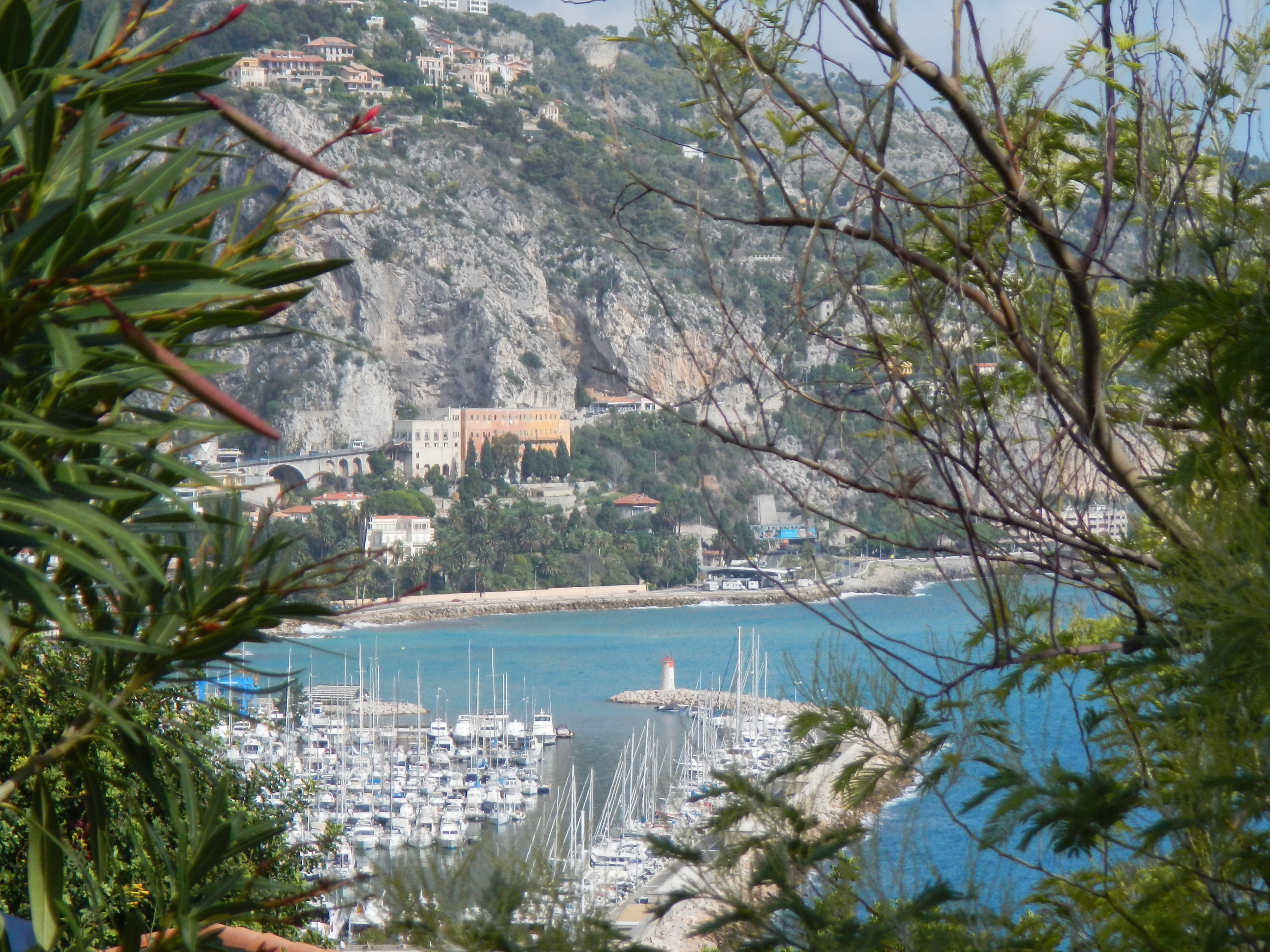 Port de la Côte d’Azur entre mer Méditerranée et falaises – hébergements en contact direct sans commission