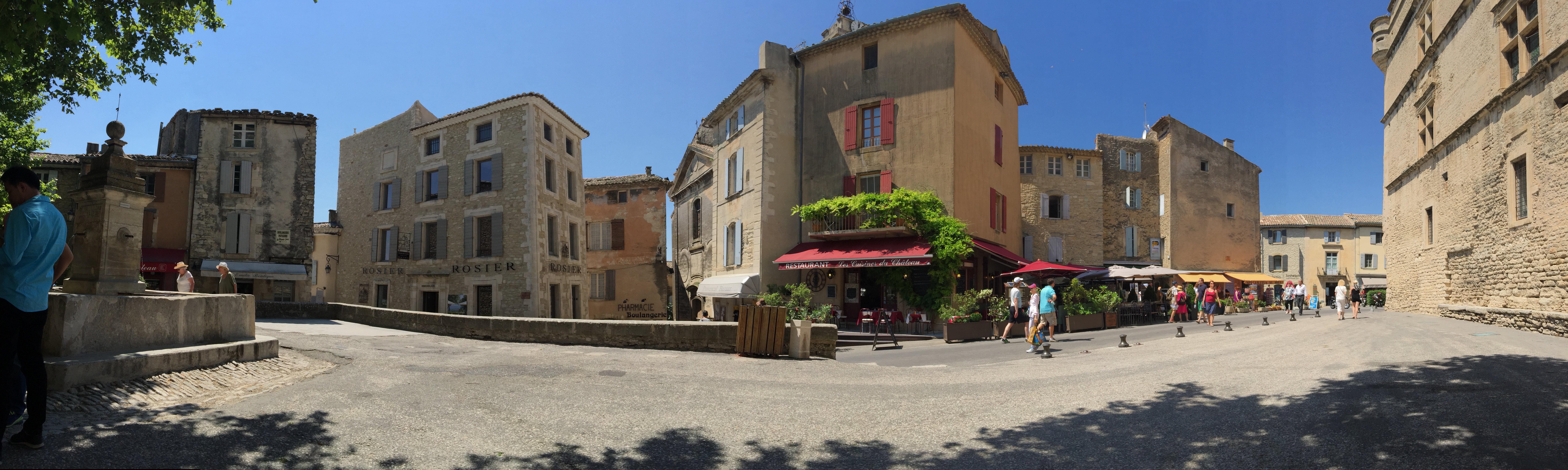 Place du village de Gordes en Provence, séjour chez l’habitant