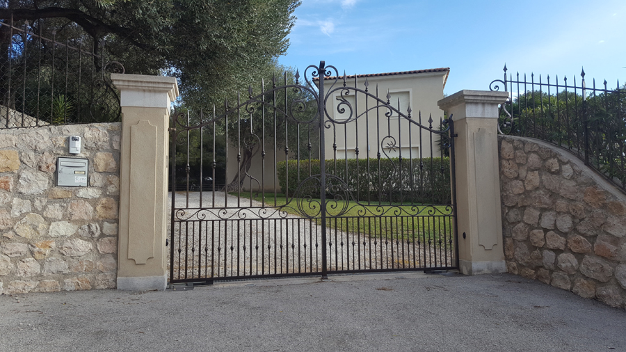Portail en ferronnerie d’art pour villa et maison d’hôtes – aménagement extérieur élégant
