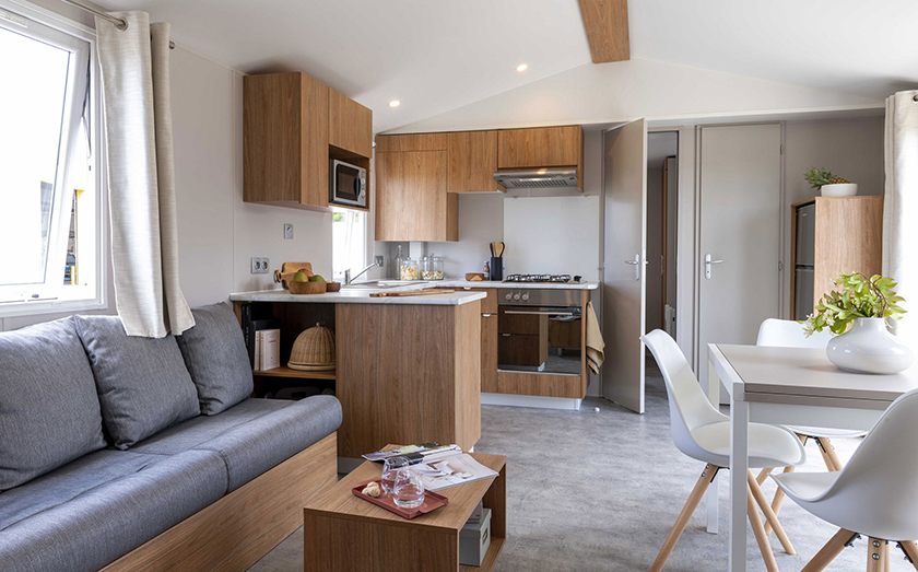 Mobil-home en France avec salon moderne et cuisine équipée – location saisonnière en camping